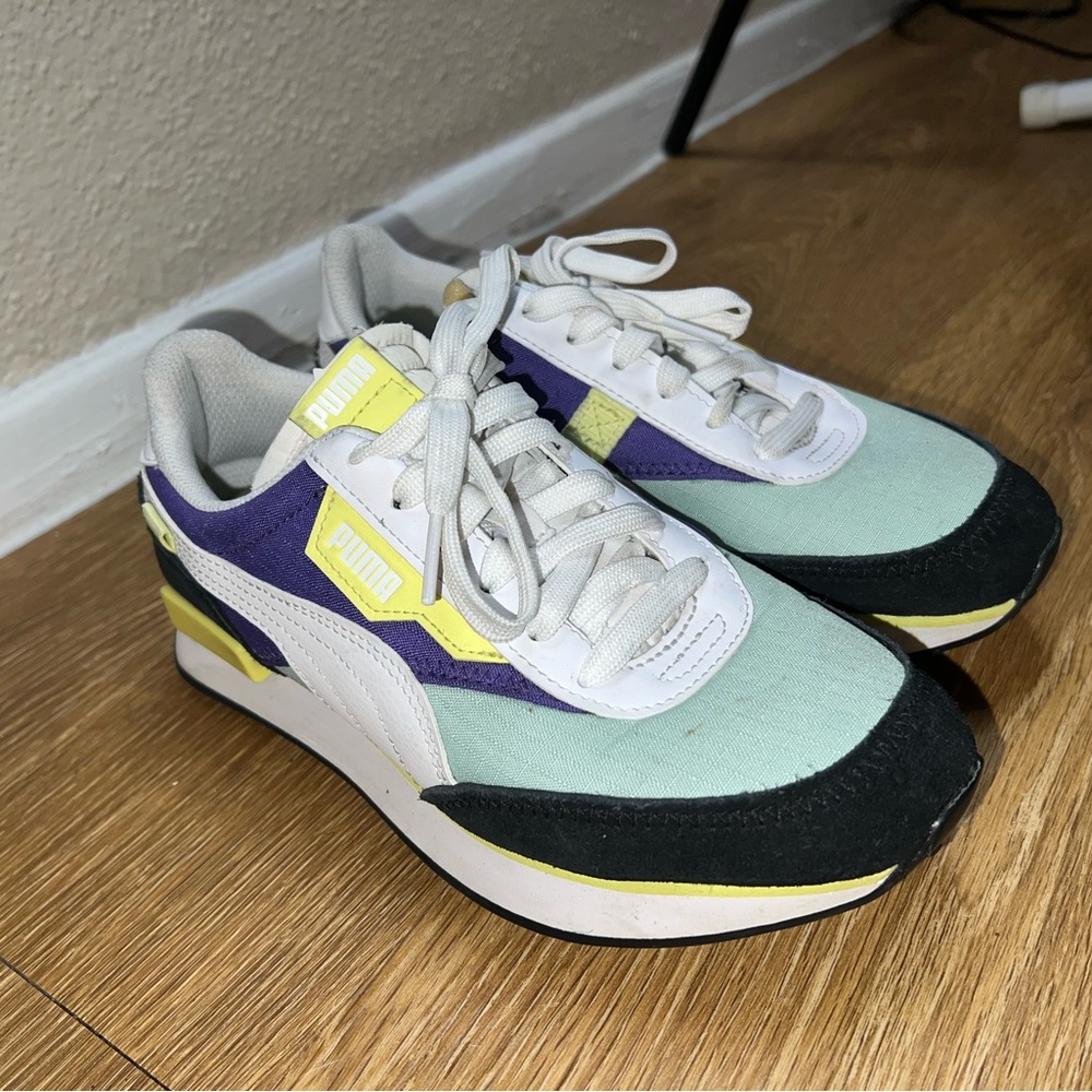 PUMA SNEAKERS SIZE 4.5Y